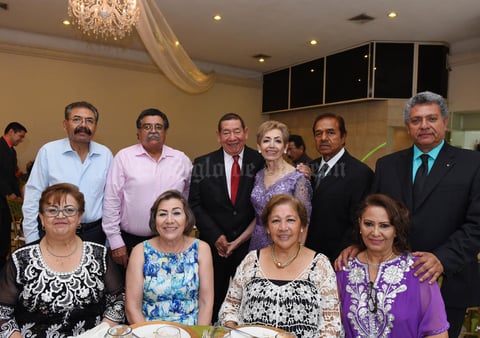 09072017 Los festejados acompañados de sus vecinos: Jesús y Maria Elena Carrera, Luis y Alma Hernández, Cristina Chávez y su acompañante.