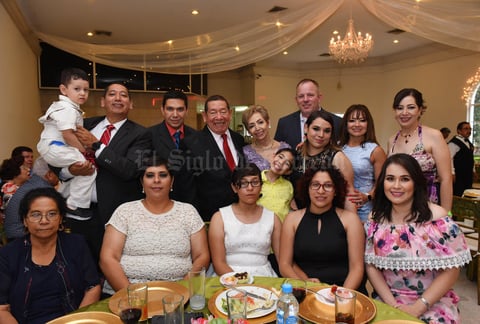 09072017 La pareja acompañada de sus hijos y nietos: Gary, Vero y Hazel Gloover, Miguel, Ada y Miguelito Vera, Armando, Paty, Nicol, Julia y Armando Flores, Yazmín Ávalos y Carmelita Moreno.