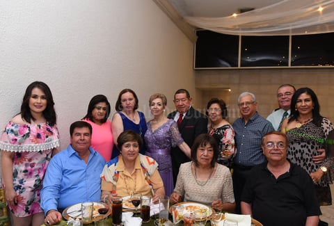 09072017 Armando y Sonia acompañados de sus familiares: Jesús, Esperanza, Yazmín Ávalos, Blanca Enríquez, Juan Rincón, Arturo, María Elena, Lili Navarro, María de Jesús Calleros, Roberto y Liz L.