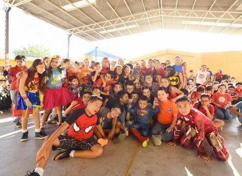 09072017 UN SUPERHÉROE.  El pequeño Patricio, acompañado de sus papás, Paty y Óscar, su hermano, Óscar Emiliano, maestros y compañeros del Colegio San Roberto. 'Pato', después de cuatro años con leucemia, está limpio. Cada vez que tomaba su quimioterapia, vestía de superhéroe, por lo que todos lo acompañaron en esta ocasión vestidos así para celebrar el milagro.