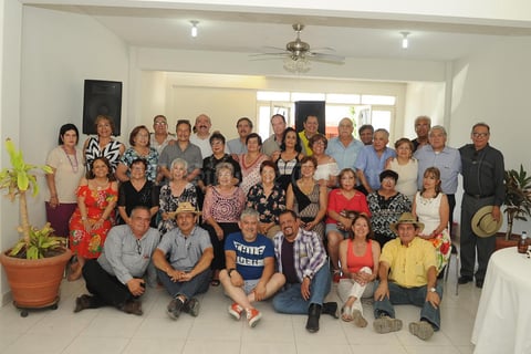 09072017 EMOTIVO REENCUENTRO.  Exalumnos de la Generación 60 - 67' del Colegio Mijares se reunieron para celebrar el 50 aniversario de su graduacion, festejo al que asistieron compañeros de otras partes del país y de Estados Unidos. Como invitadas especiales, las maestras Antonieta y Lety, de 3o. y 4o. grado, respectivamente.