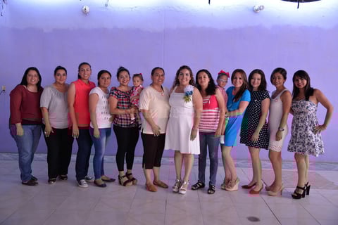 08072017 A UNOS PASOS DEL ALTAR.  Marcela Argentina Alvarado con sus amigas y familiares en  su despedida de soltera.