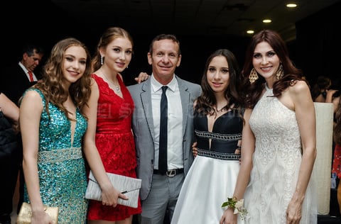 10072017 EN GRADUACIóN.  Ivanna, Aitana, Beto, Luciana y Sonia Arriaga.