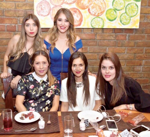 08072017 POR CASARSE.  Paola Núñez acompañada de su hermana, Fernanda, y algunas de sus amigas en su fiesta de despedida.