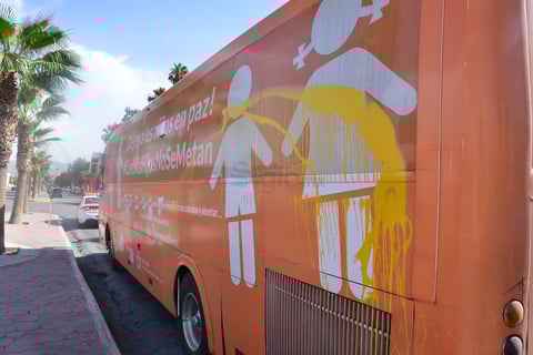 Llegó a Torreón el llamado Autobús de la Libertad como parte del tour que viene realizando por gran parte de la República Mexicana exigiendo un alto a la imposición de ideologías y en defensa de la familia.
