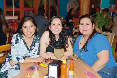 12072017 ENTRE AMIGAS.  Maritere, Laura y Daniela.