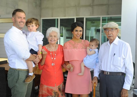 12072017 EN FAMILIA.  Emma con sus papás, Luke Middleton y Paola Casale de Middleton, su hermanito, Jack Middleton Casale, y sus bisabuelos, Alicia Guerra de Casale y Miguel Casale.