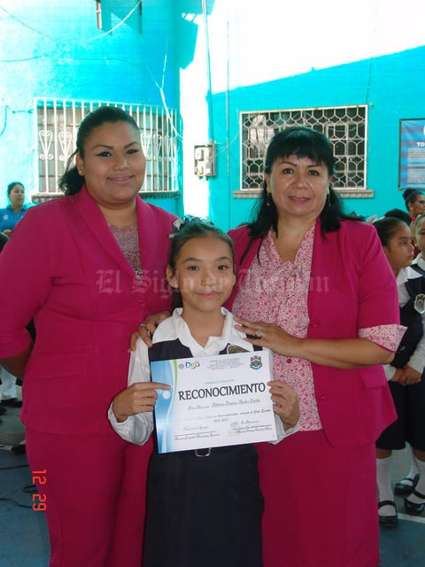 12072017 Bibiana Beatriz recibe su reconocimiento.