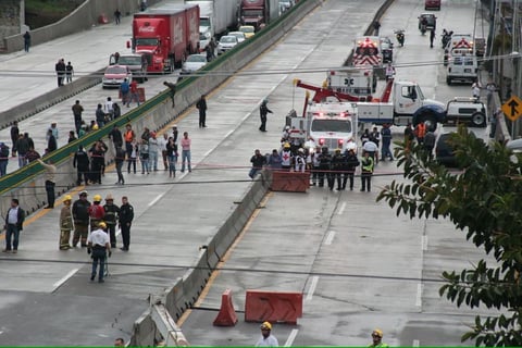 El socavón, de acuerdo con las autoridades, se produjo por las lluvias registradas la madrugada de hoy miércoles, las cuales reblandecieron una obra de reparación en el Paso Express y provocaron un hoyo en el que cayó un auto con dos personas a bordo.