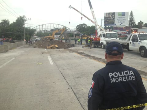 Maquinaria especializada llegó al sitio para realizar las maniobras de rescate de los hombres, identificados como Juan Mena Romero, de 33 años, y su padre Juan Mena Ruiz, de 65, vecinos de la colonia El Capiri, municipio de Emiliano Zapata. Hasta las 13:00 horas se desconocía el estado de salud de los ocupantes del vehículo.