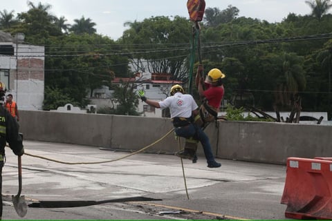 Un bombero ingresó al hueco e informó que visualizó el auto, aunque no pudo tener a la vista a las personas atrapadas. A sus superiores les dijo que el auto tiene una gran piedra encima, lo que dificultaba su extracción.