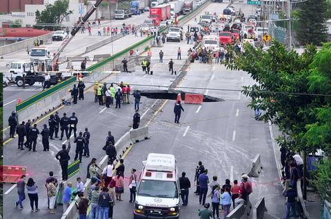 En el interior del vehículo que cayó al socavón se confirmó la presencia de dos personas.
