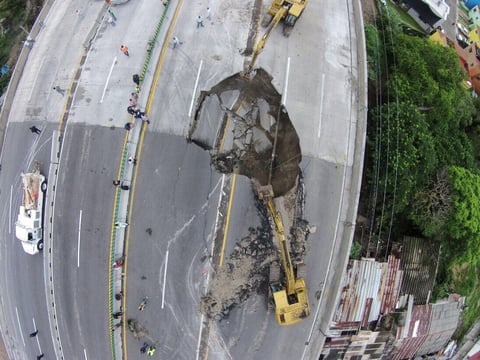 Debido al reblandecimiento de la tierra, las labores han sido complicadas, por lo que exhortó a la población a no acercarse al lugar de la contingencia.
