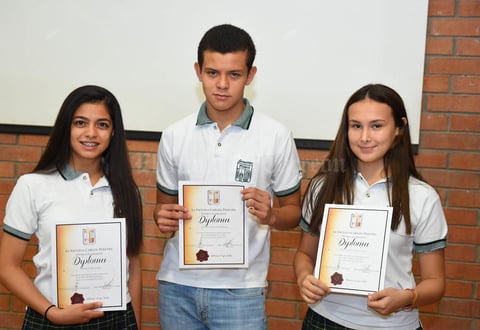 13072017 RECONOCEN SU ESFUERZO.  Daniela, Gerardo e Isabel.