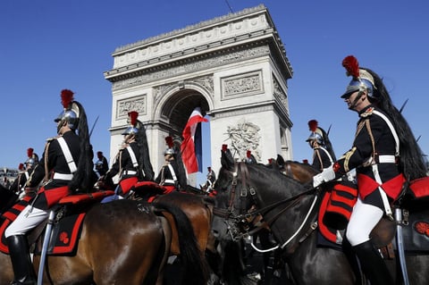 Cerca de dos centenares de militares de la Marina, el Ejército de Tierra y el Ejército del Aire de Estados Unidos abrieron el desfile. Ocho aviones sobrevolaron también la Avenida de los Campos Elíseos y la Plaza de la Concordia, en la que se instaló la tribuna de autoridades.
