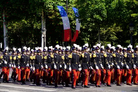 “Estados Unidos son de esos aliados seguros, amigos, que vinieron a nuestra ayuda. Por ello nada no separará nunca”, declaró Macron en un breve discurso al término del desfile, en el que se interpretó el himno de ese país y se desplegó su bandera.