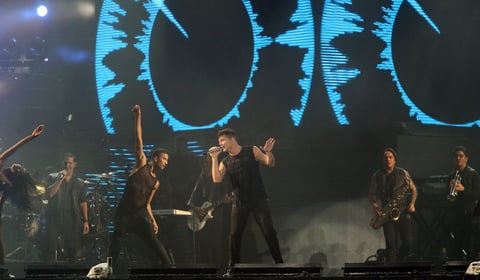 Tras una hora y media estaba por concluir el concierto que se convirtió en un juego en el tiempo, una combinación del pasado y el presente a través de los éxitos del puertorriqueño y que incluyó 'Por arriba, por abajo', 'Pégate' y 'La copa de la vida',