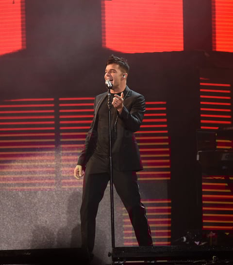 Poco a poco la lluvia fue cediendo y la fiesta tomaba un toque romántico con 'Tal vez', 'Disparo al corazón', 'Tu recuerdo', 'Y todo queda en nada' y 'Vuelve'.