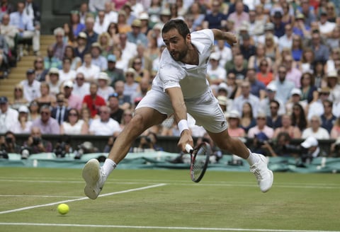 Cilic, campeón del Abierto de EE.UU. en 2014, se vio perjudicado por una lesión en la planta del pie izquierdo, por la que lloró desconsoladamente al término del tercer juego del segundo set (3-0).