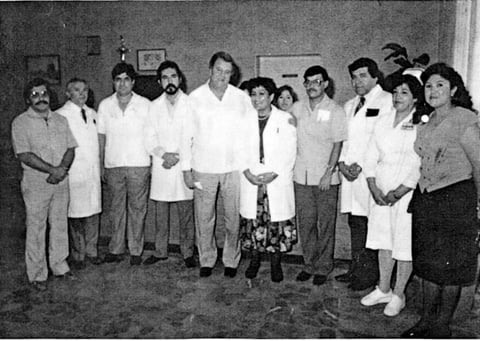 16072017 Miembros de la Generación XXIII: Fila posterior, izquierda a derecha: Juan, Laura, Silvia, Rosa María, Adalicia, Gloria Luz, Angelina, Marisela, Minerva y Pera. Fila de enmedio, mismo orden: Javier, Carlos, Pedro, Corina, Armandina, Chacha, Elisa, Paty, Deli, Bertha, Rosa Martha, Mary, Ana Isabel y Chela. Fila anterior, en cuclillas: Mario, Lalo,
Carlos, Noel, Ernesto, Morris, Gustavo, Jaime, Horacio y Antonio.