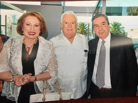 17072017 EN RECIENTE EVENTO.  Jesús Sotomayor acompañado de Lupita y Humberto Roque.