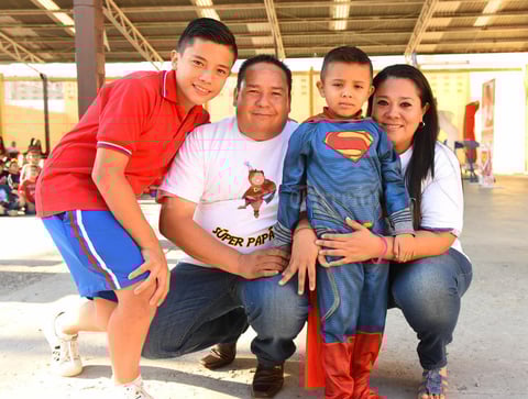 17072017 SúPER FAMILIA.  Patricio con sus papás, Óscar y Paty, y su hermano, Óscar Emiliano.