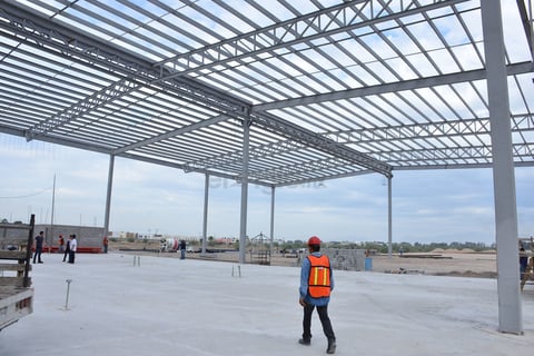 El director de Obras Públicas señala que se construyen dos edificios de tres niveles, habrá áreas de restaurantes, salas de conferencias, lobby, estacionamiento para 500 vehículos, plantas de luz y en suma, son 20 mil metros cuadrados de áreas para eventos y servicios.