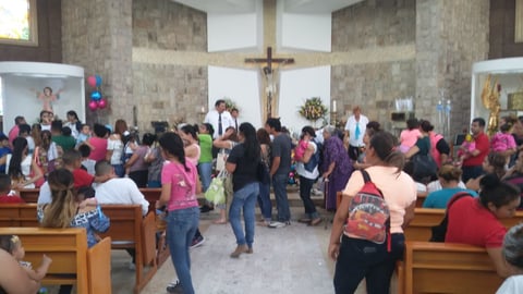 Miles de fieles católicos en especial niños, acuden este día a celebrar al Divino Niño Jesús, a pedirle por su salud, por su bienestar o solo para agradecer por algunos favores o por lo que se tiene.
