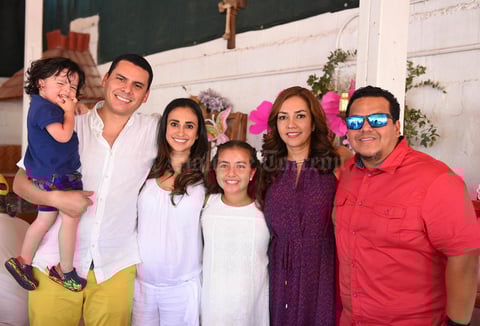 22072017 EN FAMILIA.  Natalia Aranzazú Ruiz Galvez con sus papás, Homero Ruiz Avila y Úrsula Gálvez Martínez, su hermanito, Homero, y sus padrinos, Jorge Gutiérrez y Carolina Martínez.