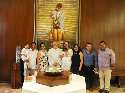 Annie con sus papás, Edgar Ruiz y Dafne Muruaga, y sus padrinos, Homero Ruiz Ávila, Úrsula Gálvez, Enrique Muruaga y Grecia Escárcega