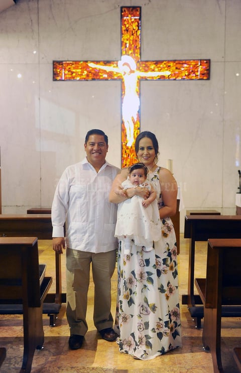 Annie con sus papás, Edgar Ruiz y Dafne Muruaga