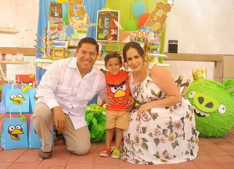Leonardo Muruaga Ruiz con sus papás, Edgar y Dafne