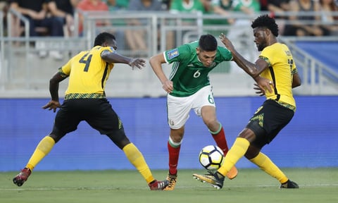Jamaica, limitada y burda en su juego, ganó terreno. Su media cancha, inexistente, aunque sus veloces jugadores resultaron férreos oponentes para la zaga tricolor.