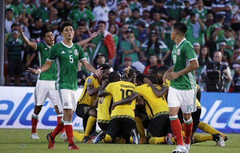 Hubo una diferencia muy clara entre el partido de la fase de grupos y el de ayer domingo. Jamaica sí se preocupó por ofender a México. Vía el contragolpe, pero los caribeños se atrevieron a acercarse a la portería defendida por José de Jesús Corona.