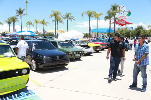 Miles de familias pudieron apreciar cientos de coches de todos modelos, macas y tipos.