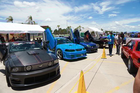 El estacionamiento uno de la Fenadu fue escenario de una gran convivencia en donde se premió a los 100 mejores carros que se exhibieron.