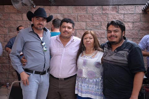23072017 Celebrando el Día del Abogado en compañía de la familia del Lic. Leonardo Moreno: Sra. Guadalupe López Alba, Ing. Armando Ivanhoe Moreno López e Ing. Diego Adolfo Moreno López.