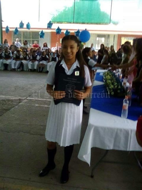 23072017 SE GRADáúA.  Brisa Charbel Vázquez Cruz concluyó sus estudios de primaria. Ella es hija de Mario A. Vázquez y Brisa Cruz.