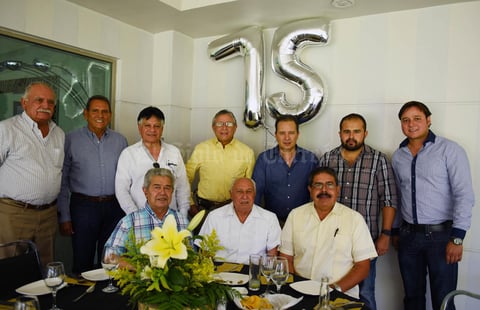 24072017 CELEBRA SU CUMPLEAñOS.  Leonel con Ramón, Carlos, José, Alejandro, José, Leonel, Martín, Agustin y Leonel, en su festejo por sus 75 años de vida.