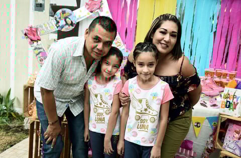 24072017 Paola y Fabiola acompañadas de sus papás, Fabián Arriaga y Fátima Hernández.