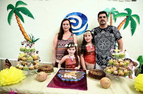 24072017 Emmely y Zayra junto a sus papás, Laura Marín y Octavio Martínez.