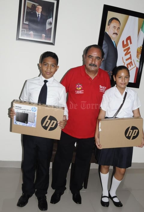24072017 RECONOCEN SU ESFUERZO.  Irvin Ruiz de Anda, primer lugar en el Estado de Durango en la Olimpiada del Conocimiento, y Daniela Arellano Quiroz, segundo lugar estatal, recibieron una laptop de parte de Jorge F. Mora. En estos días, visitarán al Presidente de la República.
