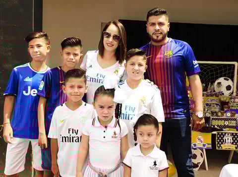 23072017 FESTEJO EN FAMILIA.  Said con sus papás, Gaby y César, y sus hermanos, Margoth, Sofía, Yamil, Matías y César, en su celebración por su cumpleaños número 12.