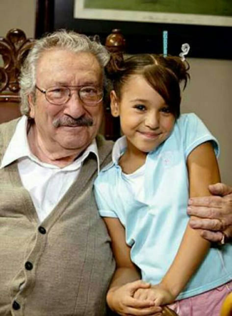 El actor Luis Gimeno junto a la actriz Danna Paola.