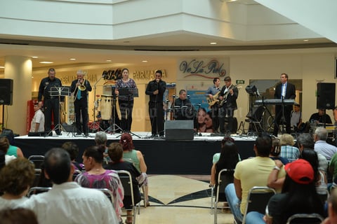 26072017 El grupo Punto final deleitó a los presentes con sus melodías.