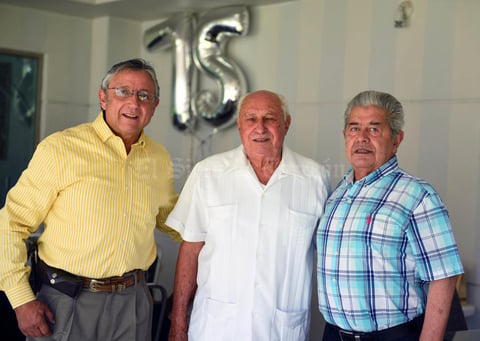 29072017 FESTEJA SU CUMPLEAñOS.  Leonel con sus amigos, José y Alejandro.