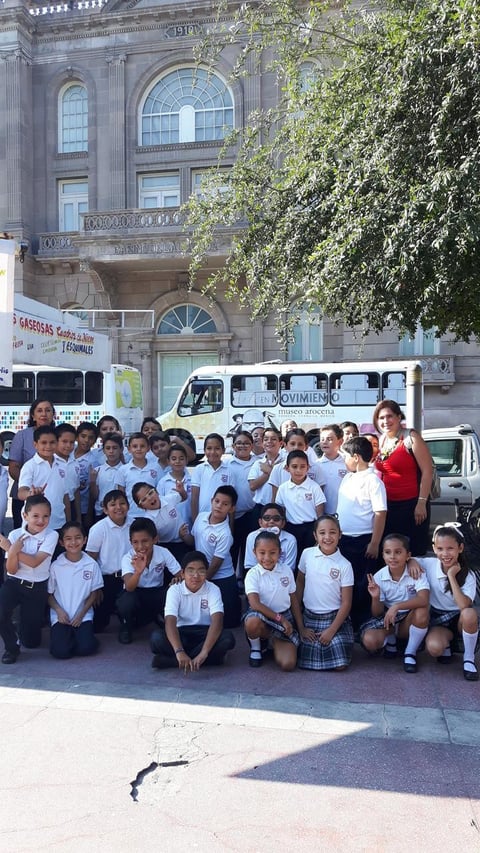 29072017 POSAN PARA LA FOTO.  Alumnos del Colegio Cervantes de visita en el Centro de TorreÃ³n.