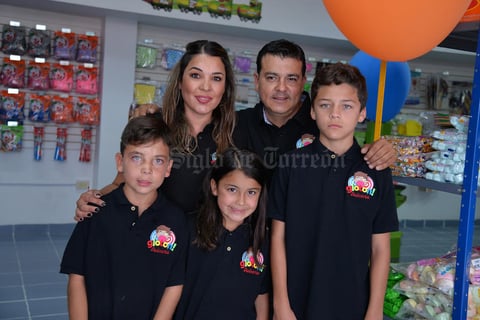 29072017 EN FAMILIA.  Mónica, Ramiro, Ramiro, Juan Pablo y María José Enríquez.