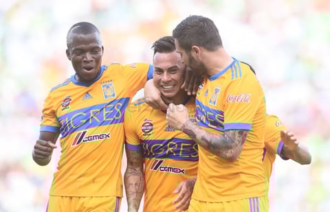 Eduardo Vargas anotó el gol que aventajó a Tigres en el primer tiempo.