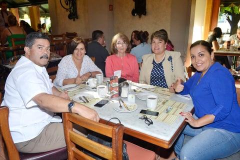 Amigos disfrutan de un rico desayuno.
